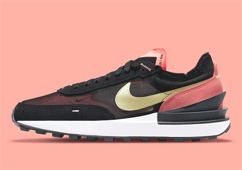 Nike woman waffle one